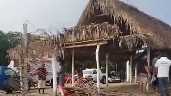 Turbonada llega a Puerto Escondido y se lleva palapas de restaurantes