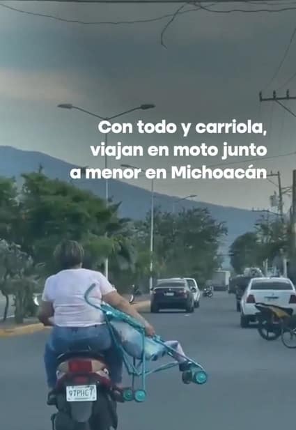 Solo en México: con todo y carriola viajan en moto en Michoacán