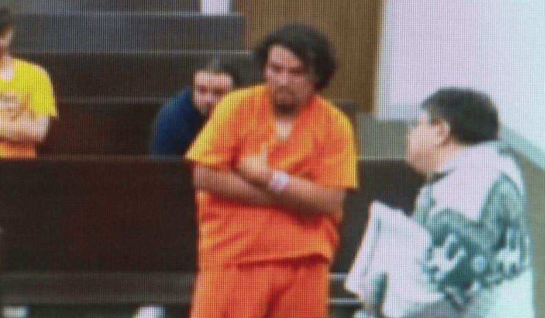 Detienen a hombre que se escondió en llantas de avión para viajar gratis