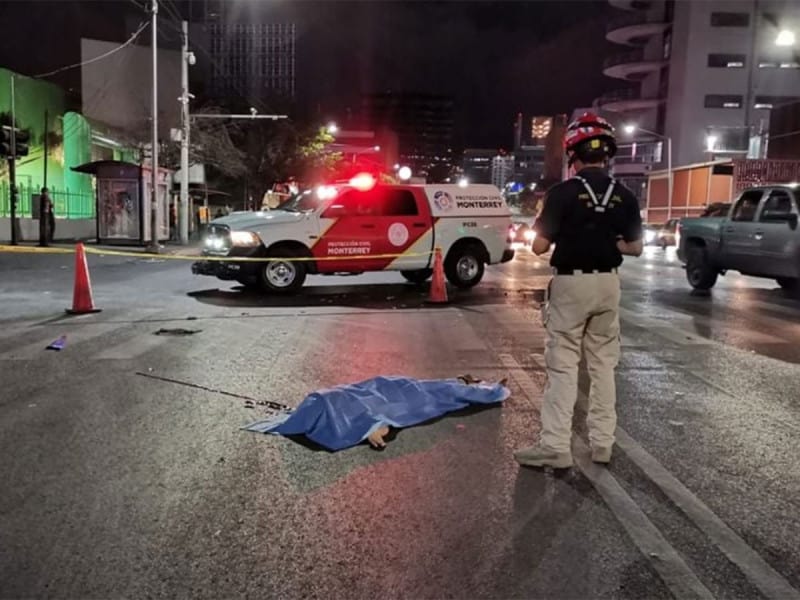 Abuelitos son atropellados en Monterrey al cruzar una calle