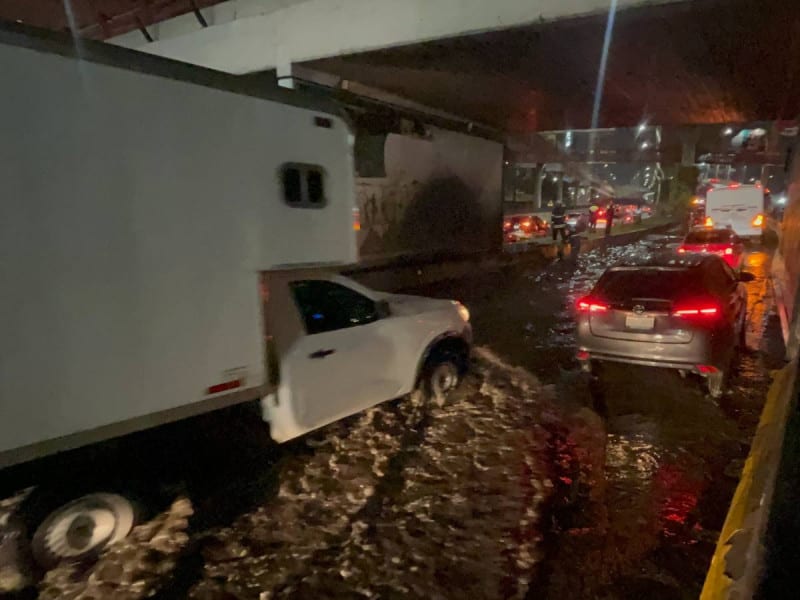 Tras fuerte lluvia en Naucalpan, autos quedan varados