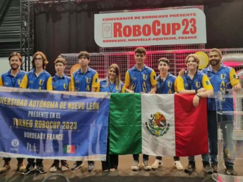 Estudiantes de la UANL ganan primer lugar en concurso de robótica en Francia