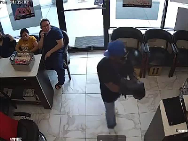 Sujeto entra a salón de belleza para asaltarlo y sus víctimas reaccionan así…