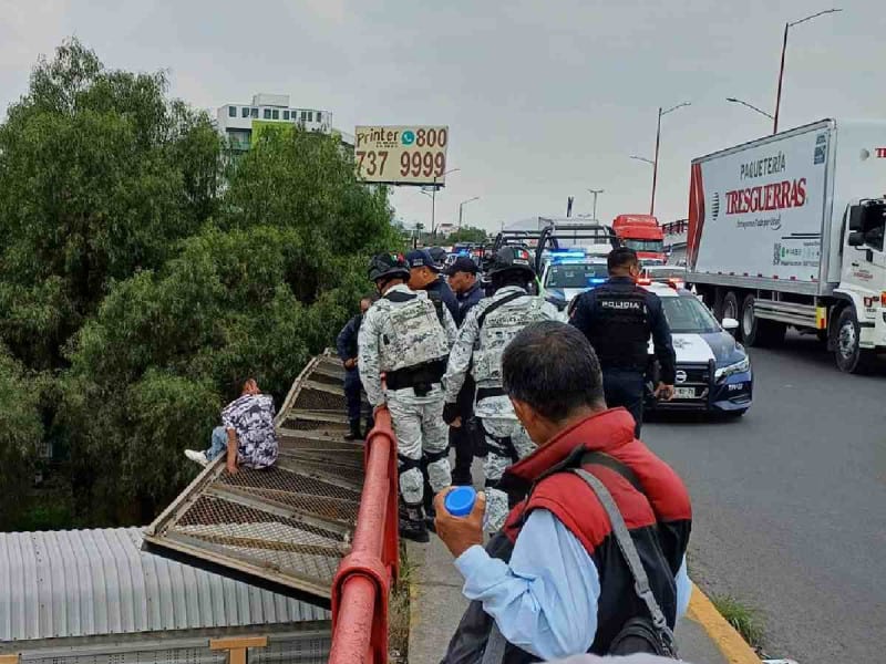 Intento de suicidio en puente vehicular en Tlalnepantla es evitado por policías