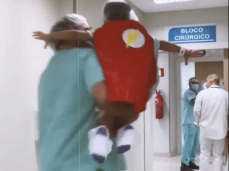 ¡Gran ingenio! Un doctor disfraza a sus pacientes de superhéroes para que pierdan el miedo a las cirugías