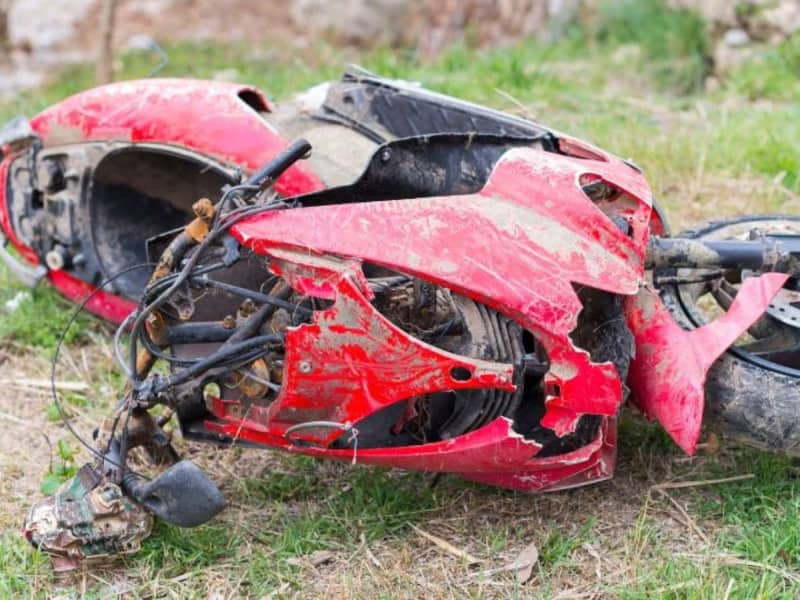 Pierde la vida bebé al caer de la motocicleta de su padre