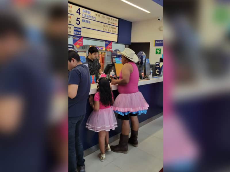 ¡Que ternura! Papá se viste de Barbie para acompañar a su hija a ver la película