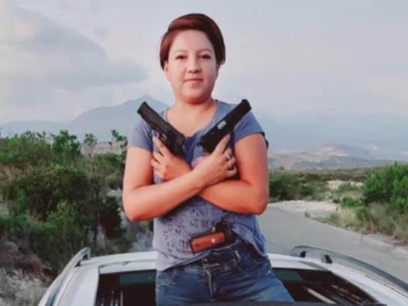 Exhiben a funcionaria del DIF presumiendo armas en su camioneta de lujo