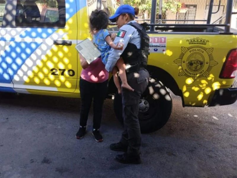 Vestida de azul, descalza y caminando sola por la calle, fue encontrada una niña de 2 años
