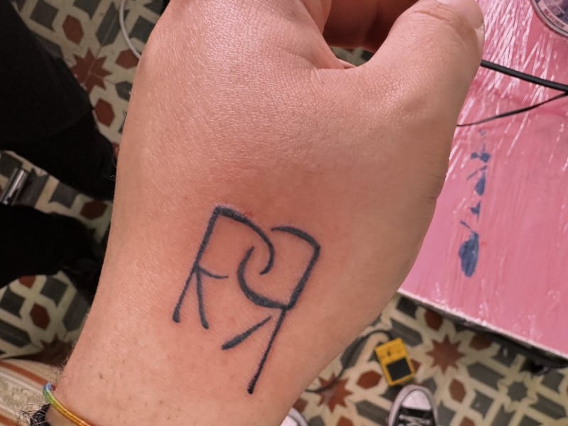 Tras ruptura de Rosalía y Rauw, fanático no sabe que hacer con tatuaje