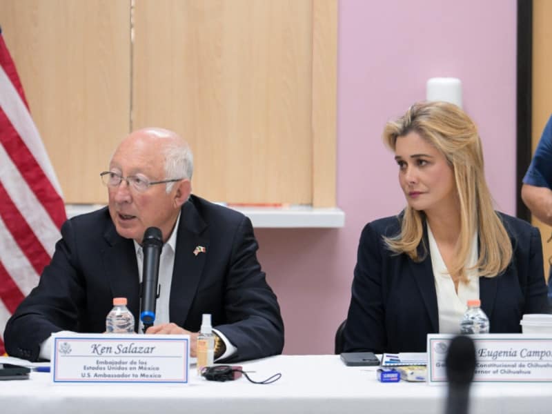 El embajador Ken Salazar afirma que el muro de boyas del Río Bravo es ilegal y ofensivo