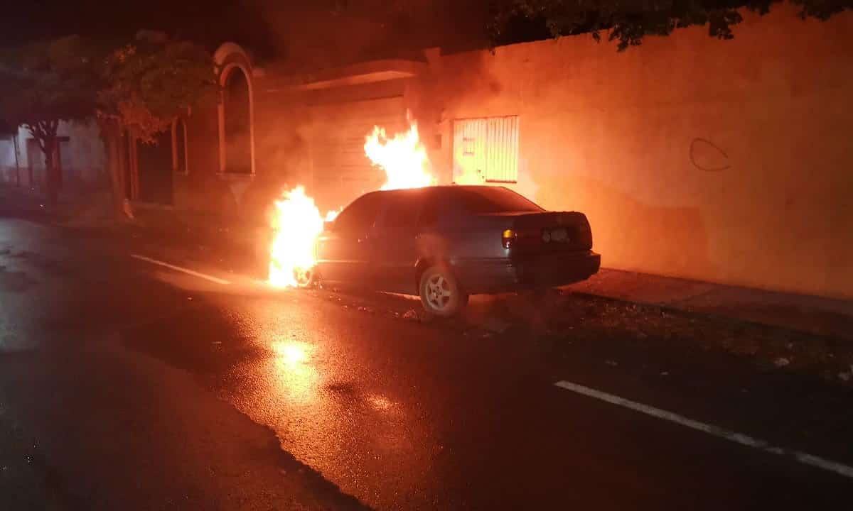 Noche violenta en Tecomán, queman varios vehículos y asesinan a un hombre