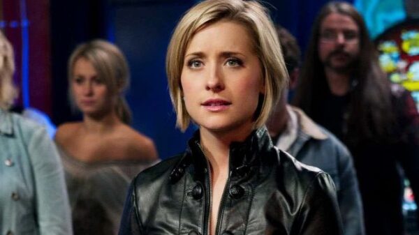 Actriz de la serie 'Smallville' Allison Mack, sale de prisión