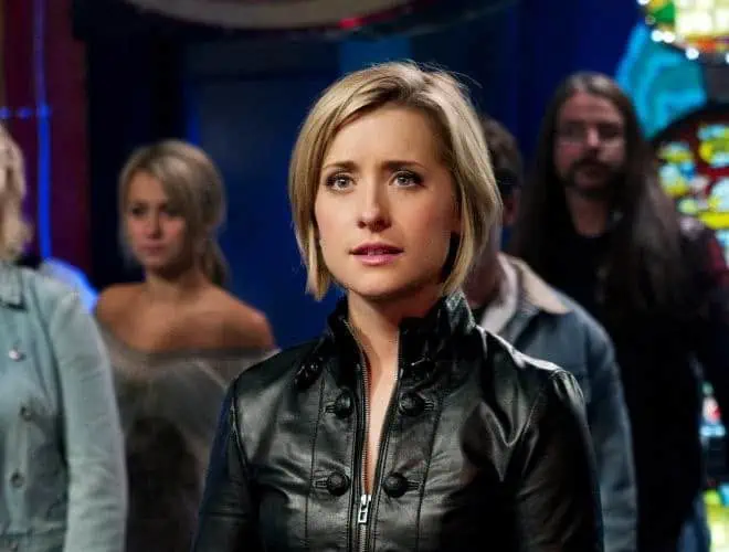 Actriz de la serie 'Smallville' Allison Mack, sale de prisión