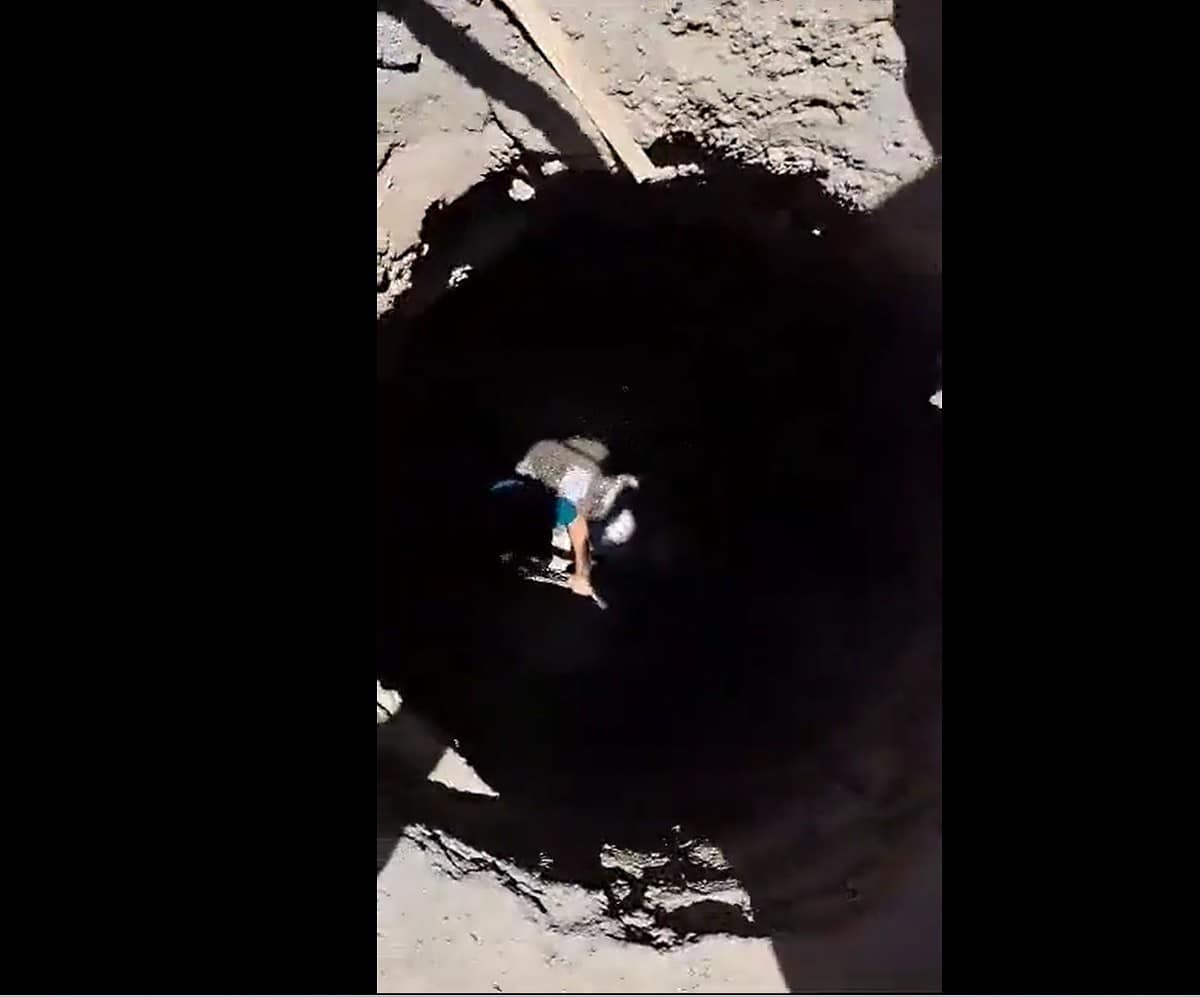 En pleno Centro Histórico de Puebla, cae niño en coladera