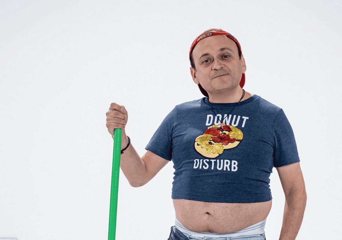 Lalo España confiesa que sufre pérdida de la audición