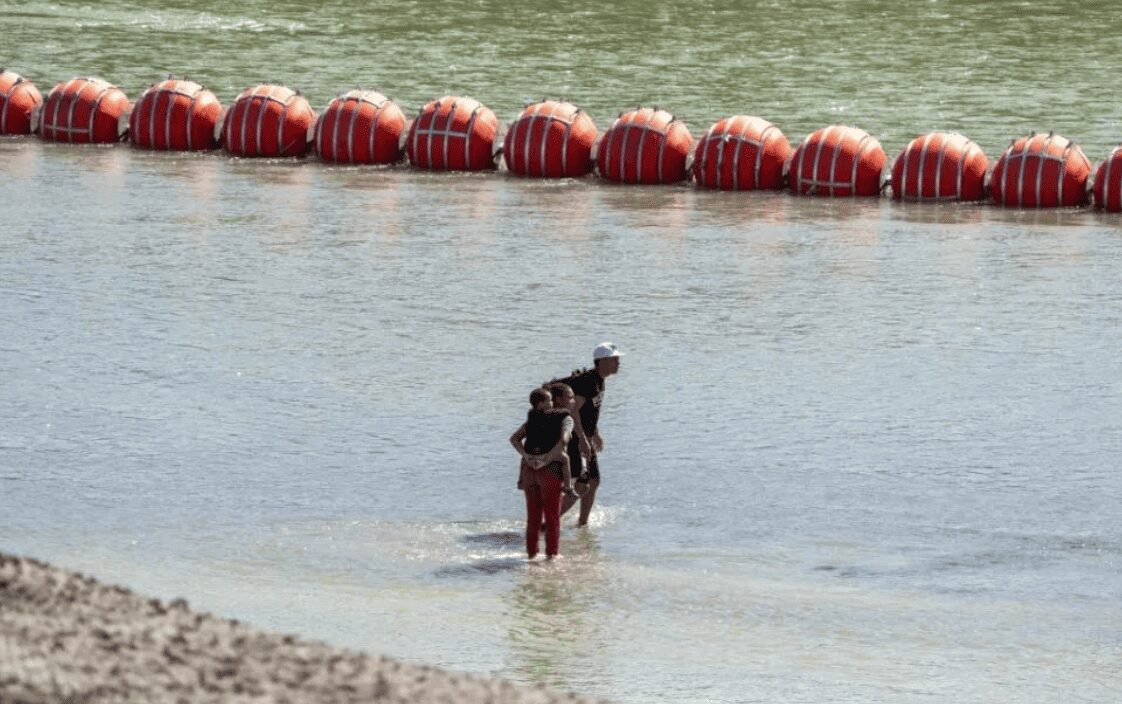 AMLO agradece decisión de Biden de demandar al gobernador de Texas por boyas