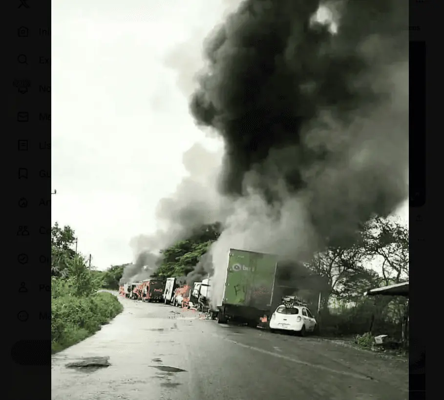 Bloqueo y quema de vehículos en la carretera Tepetzintla-Tantoyucan en Veracruz