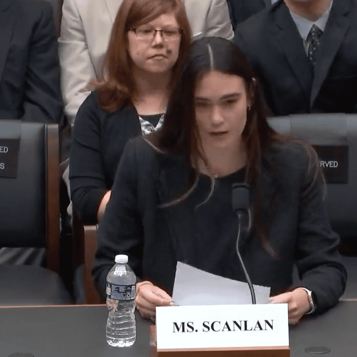 Compañera de la atleta transgénero confiesa ser obligada a desvestirse en su presencia