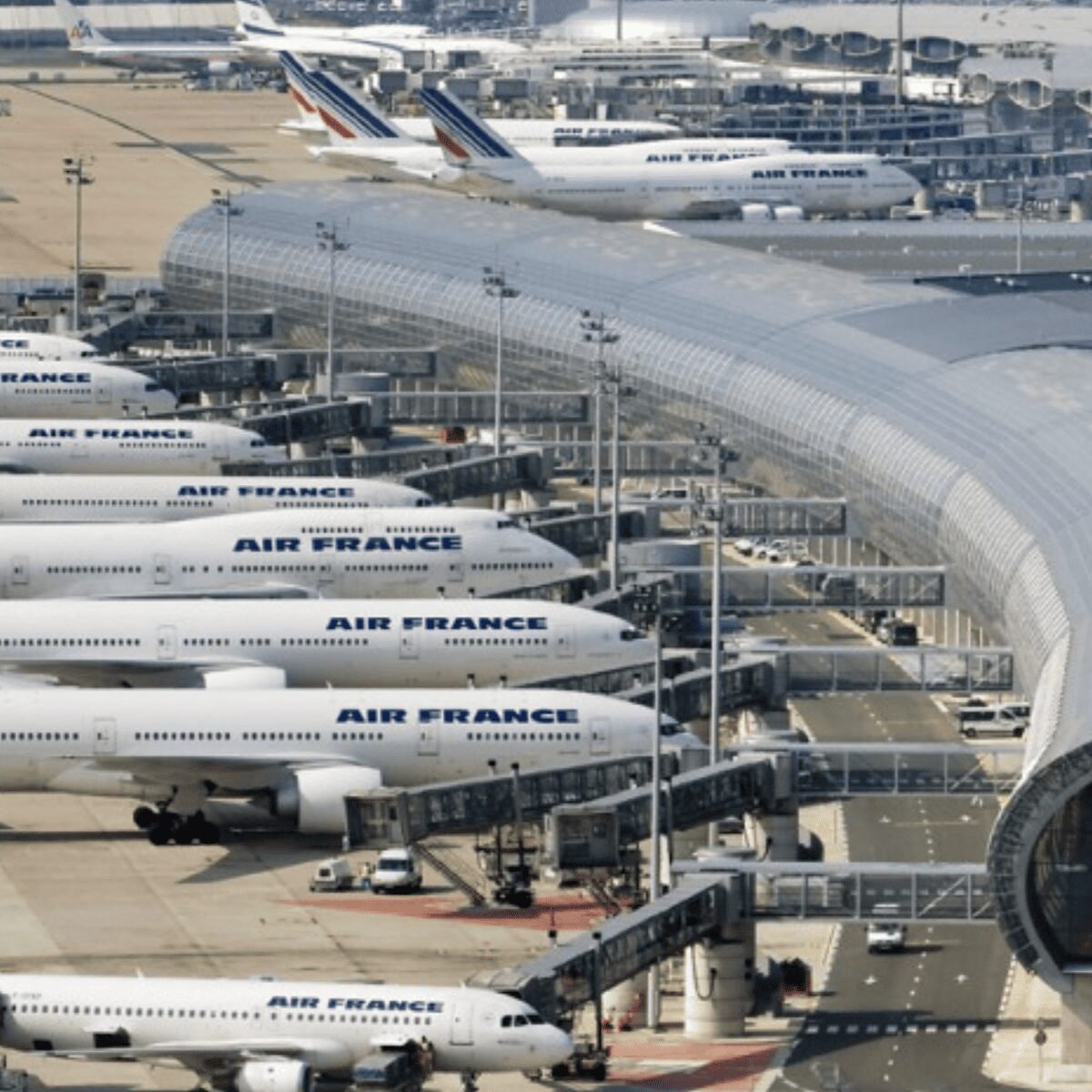 Viajera dispara contra funcionaria de aduanas en el aeropuerto en París
