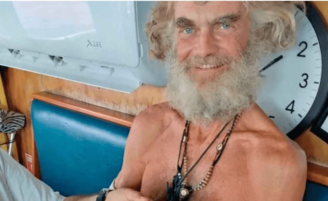 Luego de naufragar por tres meses, un hombre y su perrita llegan a tierra firme