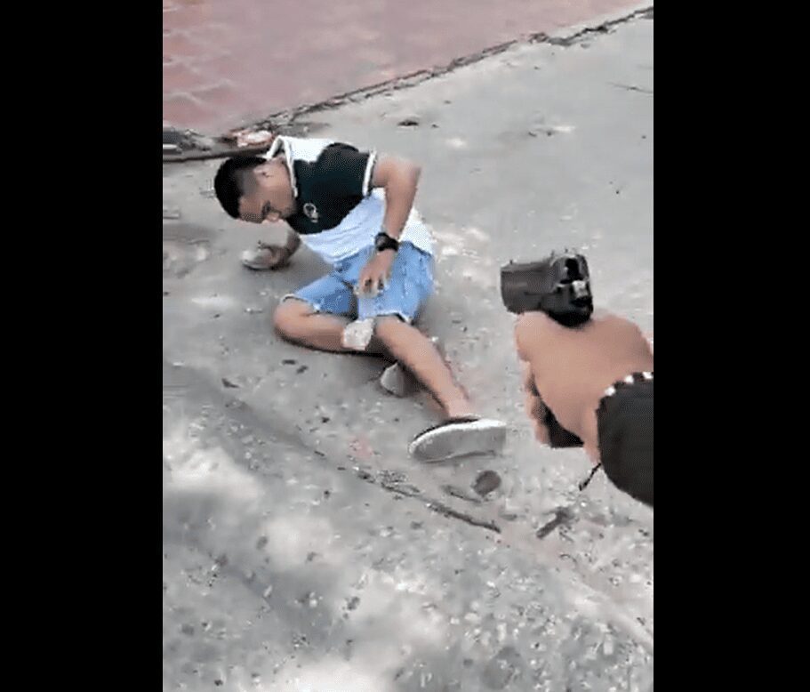 Sujeto recibe dos disparos al intentar agredir a un policía