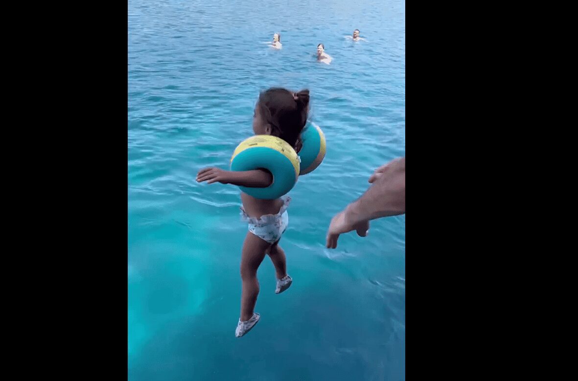 Por esto no debes ponerle flotadores a tus hijos