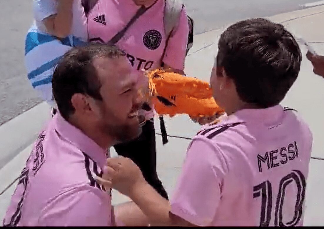 Un niño llora de alegría cuando su papá consigue el autógrafo de Messi