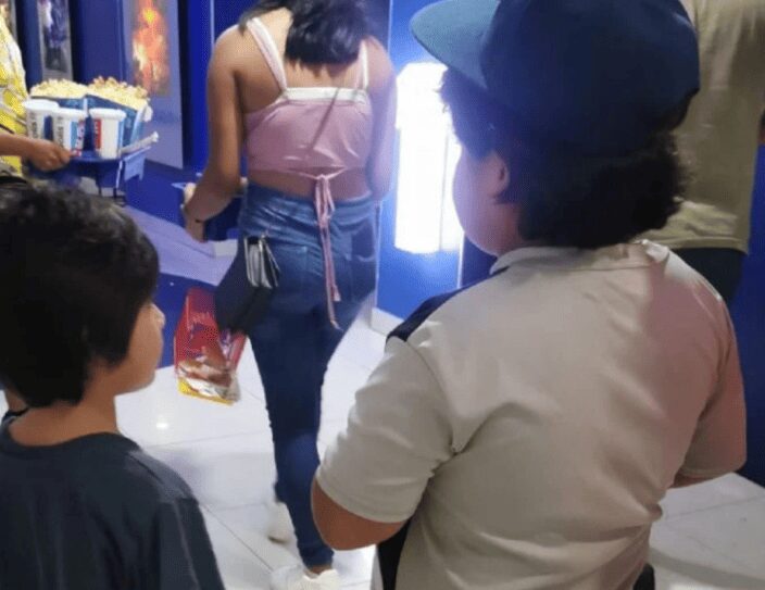 Niños abandonados por su mamá en cine de Cancún