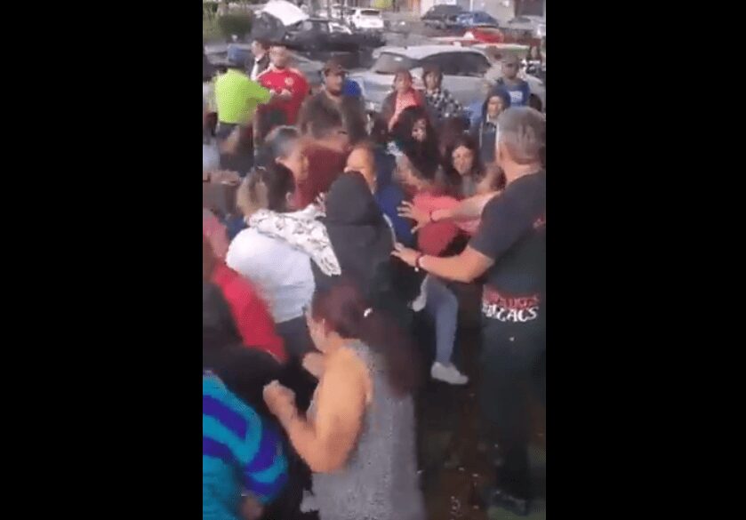 Durante una asamblea ciudadana en Coyoacán, una funcionaria golpeó a otra mujer