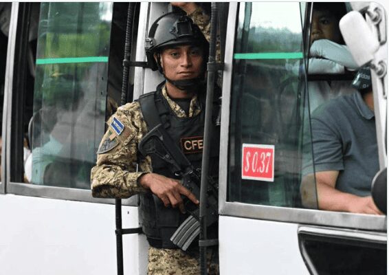 El Salvador aprueba juicios masivos para detenidos durante el estado de emergencia