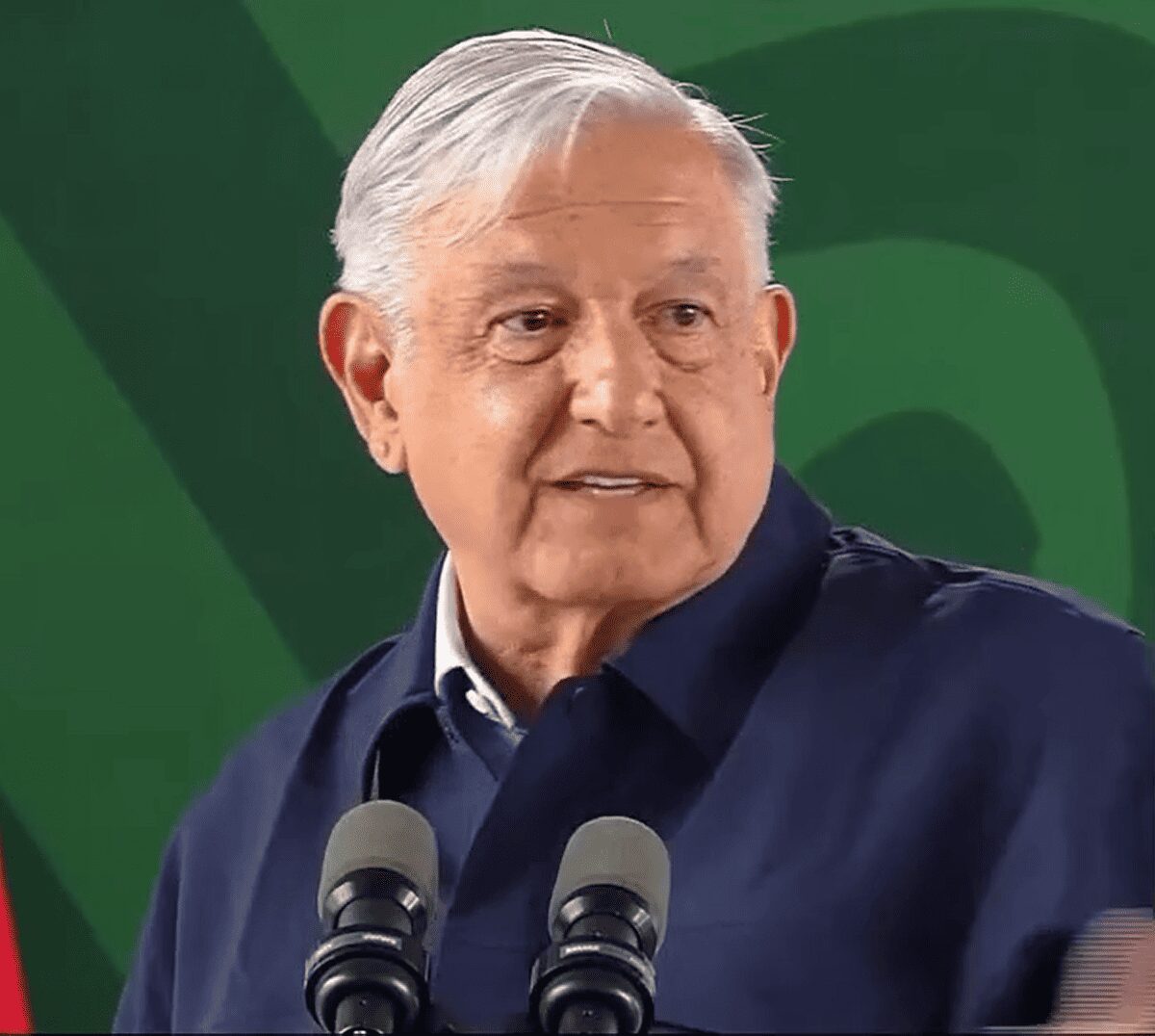 El presidente López Obrador afirmó que los libros de texto de la SEP no serán retirados
