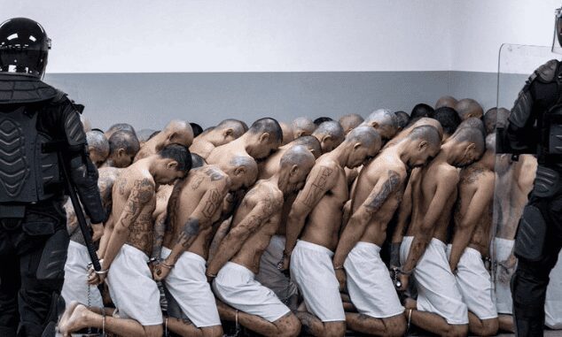 Organismos de derechos humanos critican los juicios colectivos a pandilleros en El Salvador