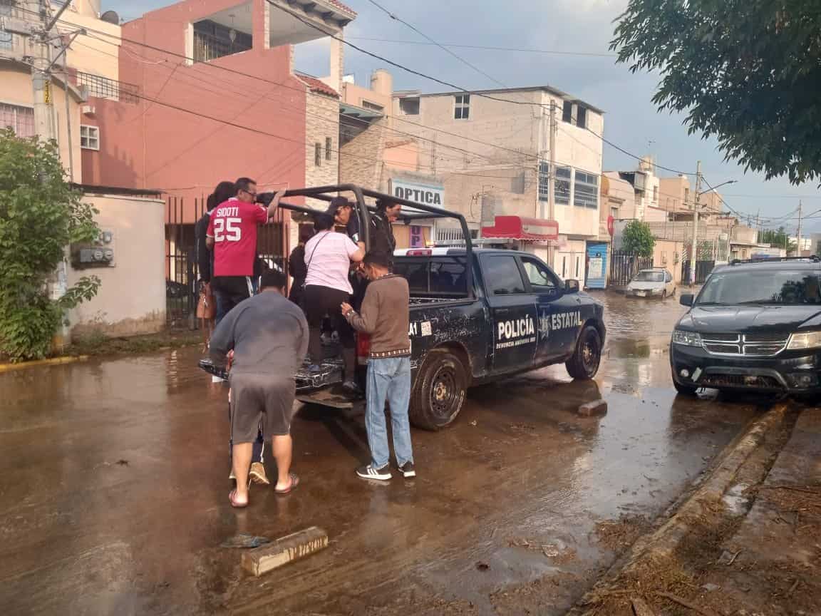 Desbordamiento de canal de aguas negras en Chalco, continúa limpieza