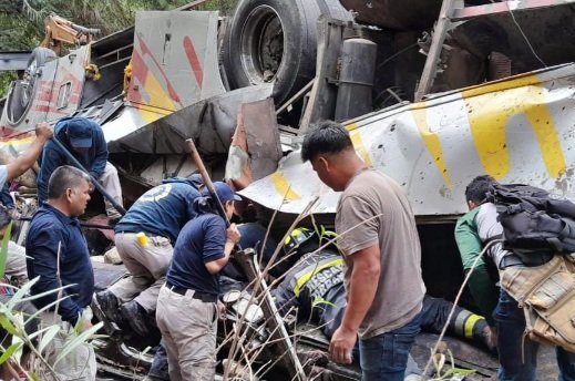 En Oaxaca, autobús de pasajeros vuelca y cae a barranco; se reportan 26 muertos