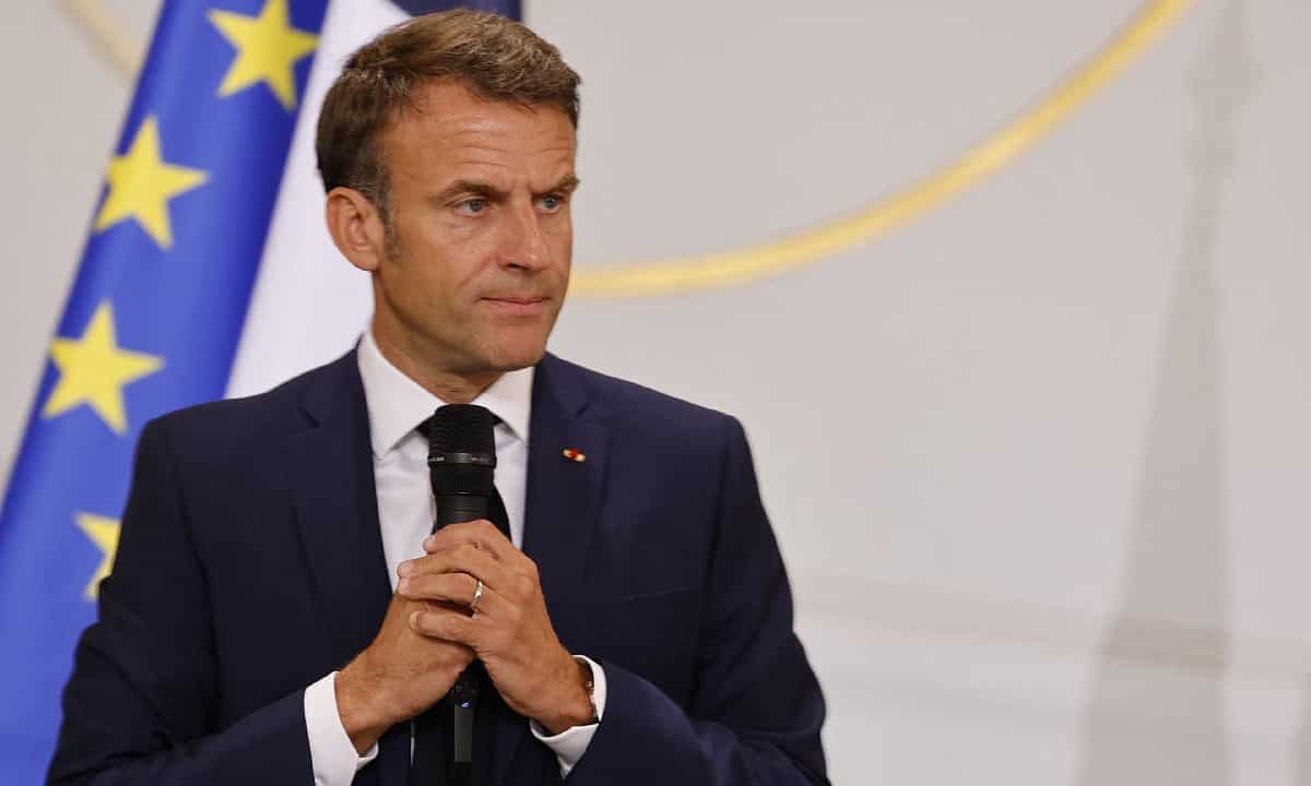 Francia aprueba ley que permite activar remotamente cámara y micrófono de celulares de personas bajo investigación