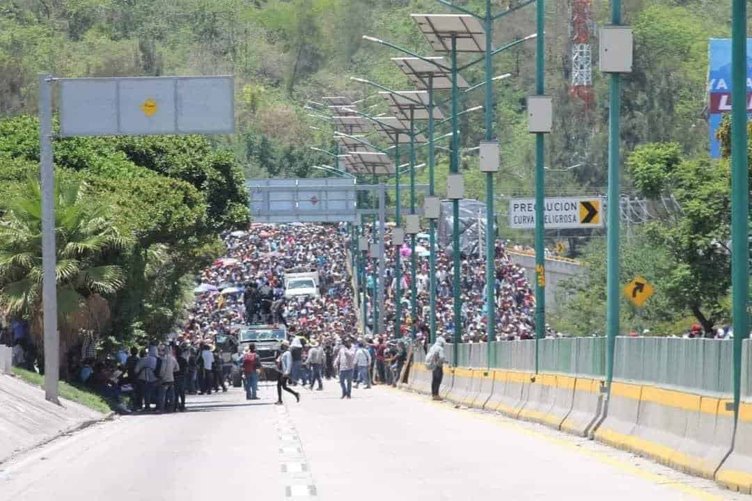 Chilpancingo, roban unidad blindada de Policía Estatal para exigir la liberación de dos detenidos
