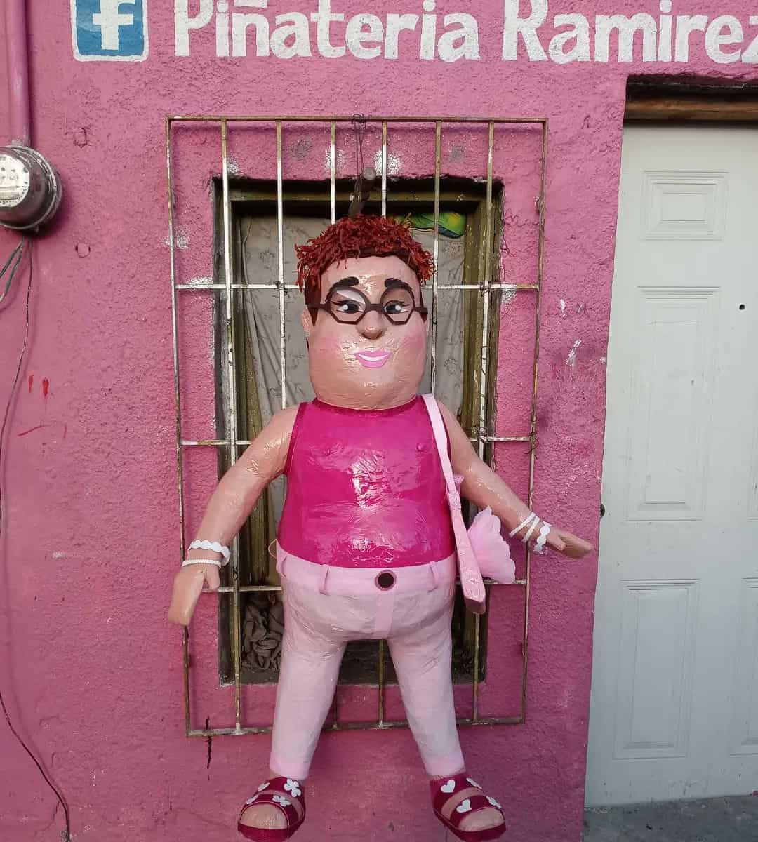 Hacen piñata de Ernesto, joven que fue atacado en redes sociales por su aspecto físico en función de Barbie