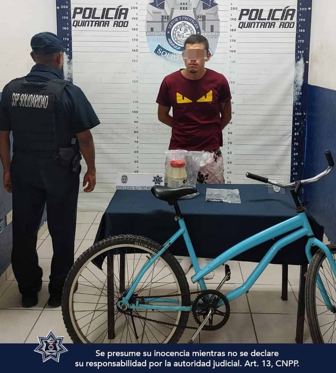 Con navaja en mano sujeto es detenido por robar una tienda