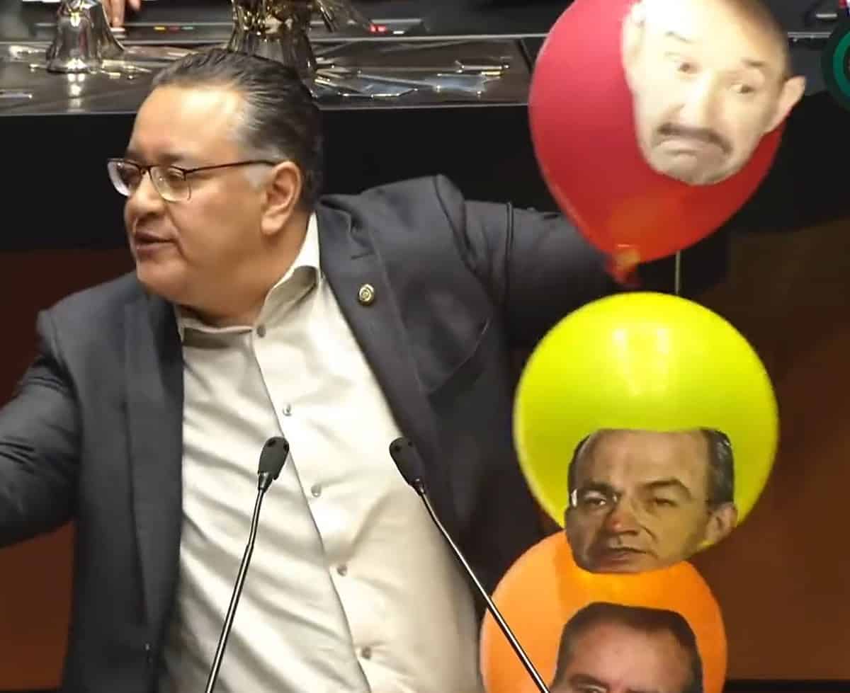 ‘¡Maldita sea la corrupción, ya se desinflaron!’, dice Morenista al ponchar globos con rostros de los expresidentes