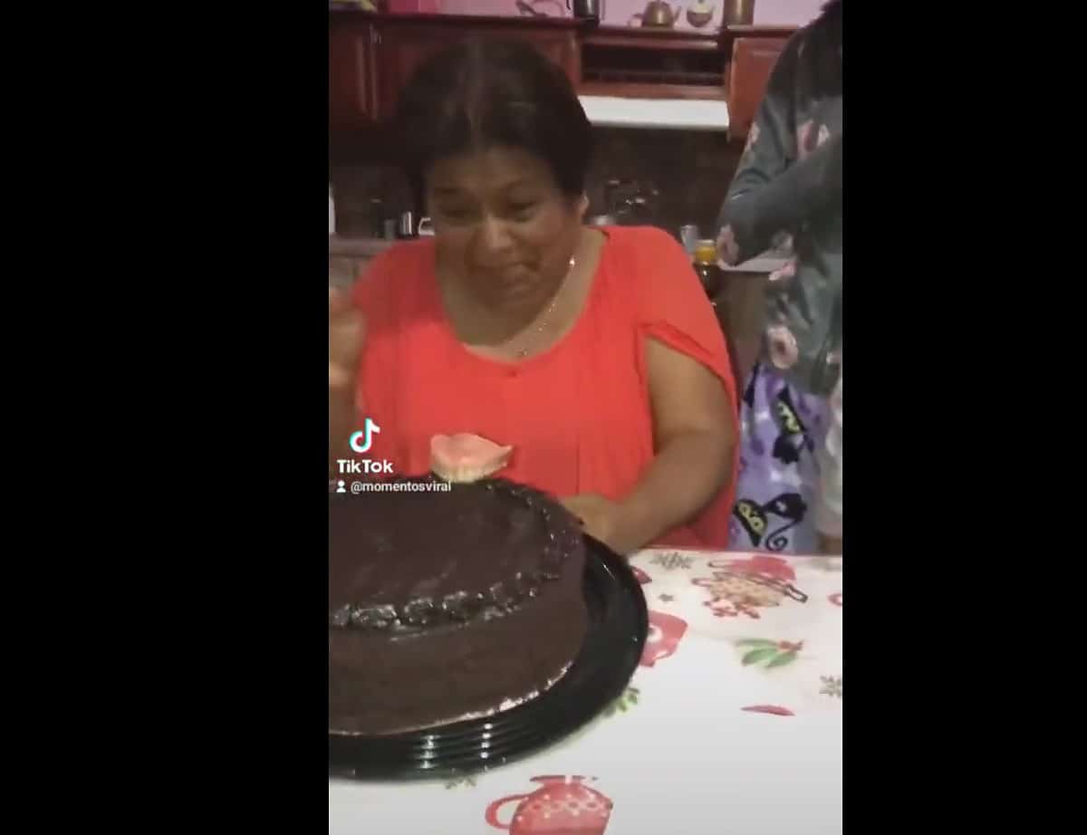 ¡Incómodo momento! Mujer deja su dentadura en el pastel