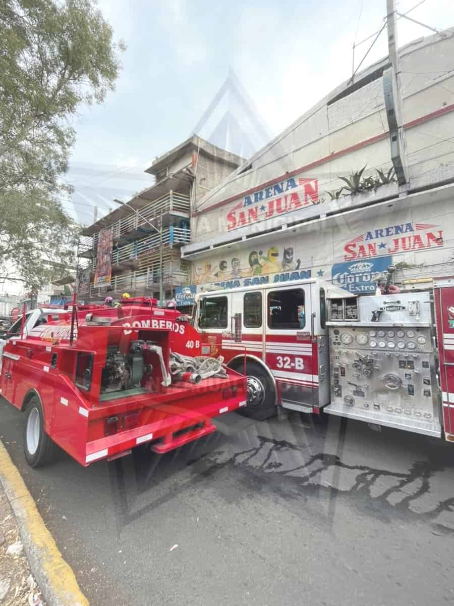 Fallecen dos menores en un incendio en la Arena San Juan de Neza