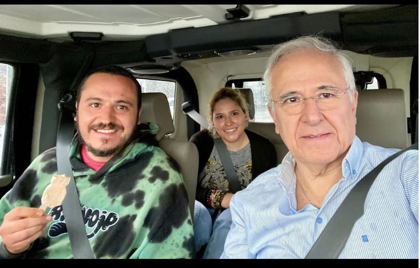 Richie O’Farrill reaparece sonriente e irreconocible junto a su familia