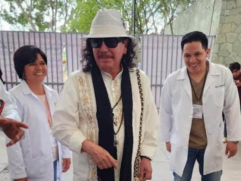 Carlos Santana asistió a la Guelaguetza y se tomó fotos con los fans