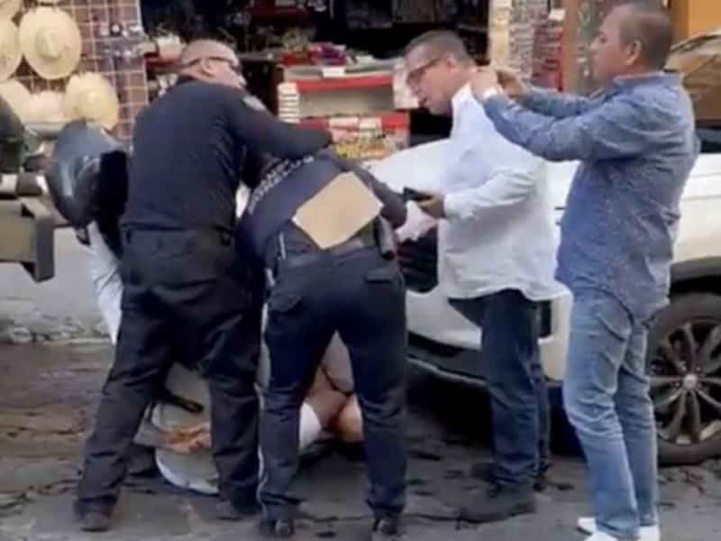 En Tepoztlán, policías locales someten a turista por infracción vial