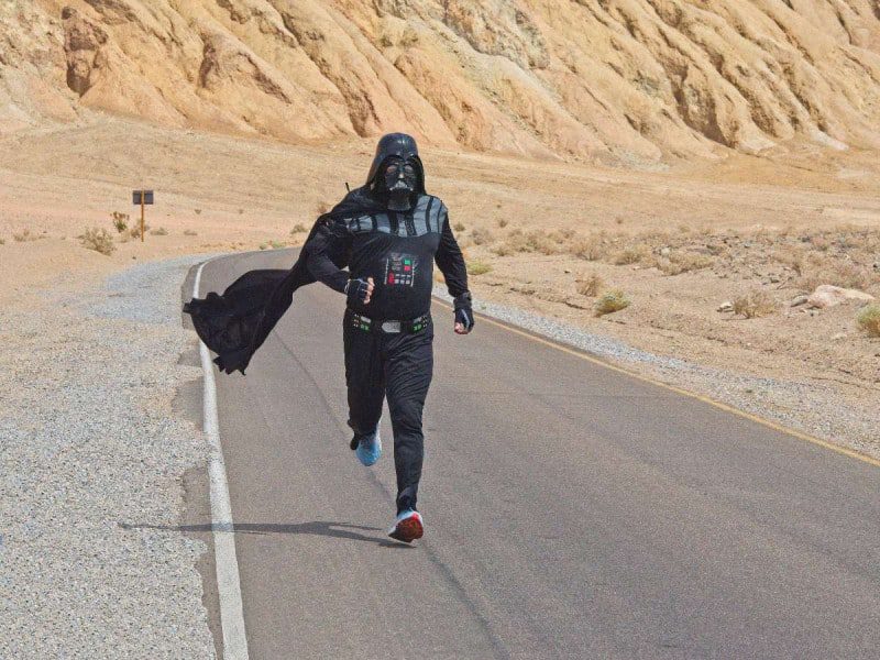 ‘Darth Vader’ corre por el Valle de la Muerte a 53°C de temperatura