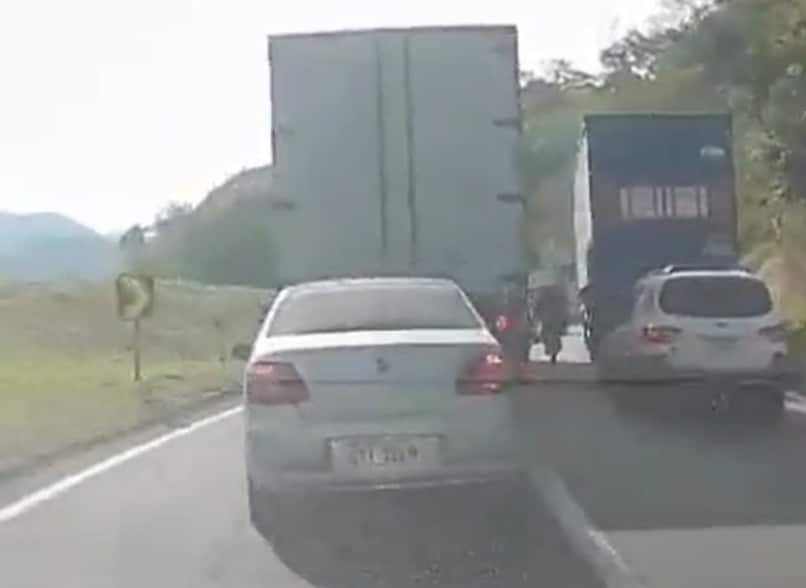 Vídeo: Ciclista se salva de milagro de quedar prensado entre dos tráileres