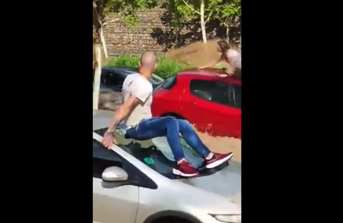 En España, las fuertes lluvias arrastran autos y varias personas quedan atrapadas en sus vehículos