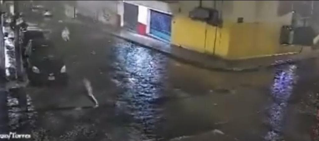 Mujer persigue desesperada a los rateros que la asaltaron en Naucalpan