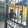 Rescatan a 20 menores durante un cateo a una vecindad de Playa del Carmen